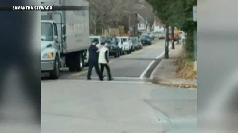 Delivery driver lends helping hand to help elderly woman cross the ...