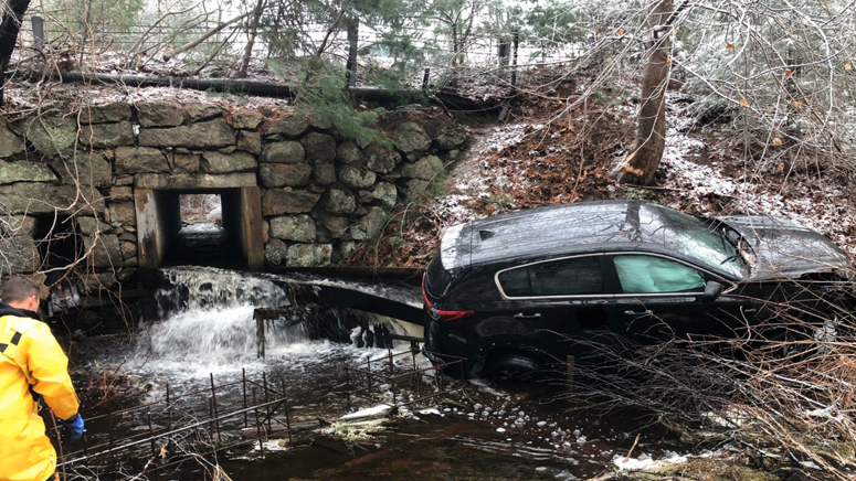 Vehicle Goes Off Roadway Into Body Of Water In Wareham Boston News Weather Sports Whdh 7news