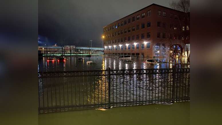 Crews respond to massive water main break that shut down busy ...