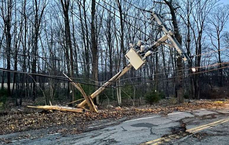 Motorist crashes into utility pole, knocks out power in Westboro ...