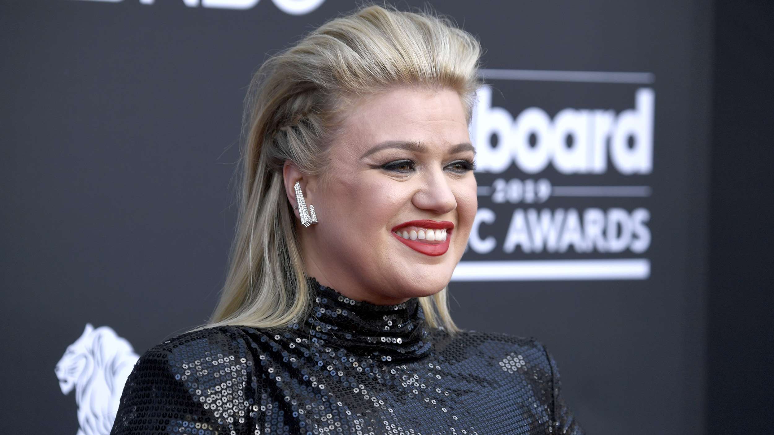 Kelly Clarkson and a Brooklyn store clash on social media