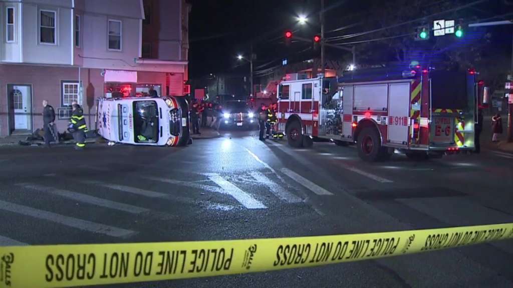 PERHATIKAN: Video pengawasan menunjukkan ambulans terbalik setelah kecelakaan kacau di Lowell – Boston News, Weather, Sports