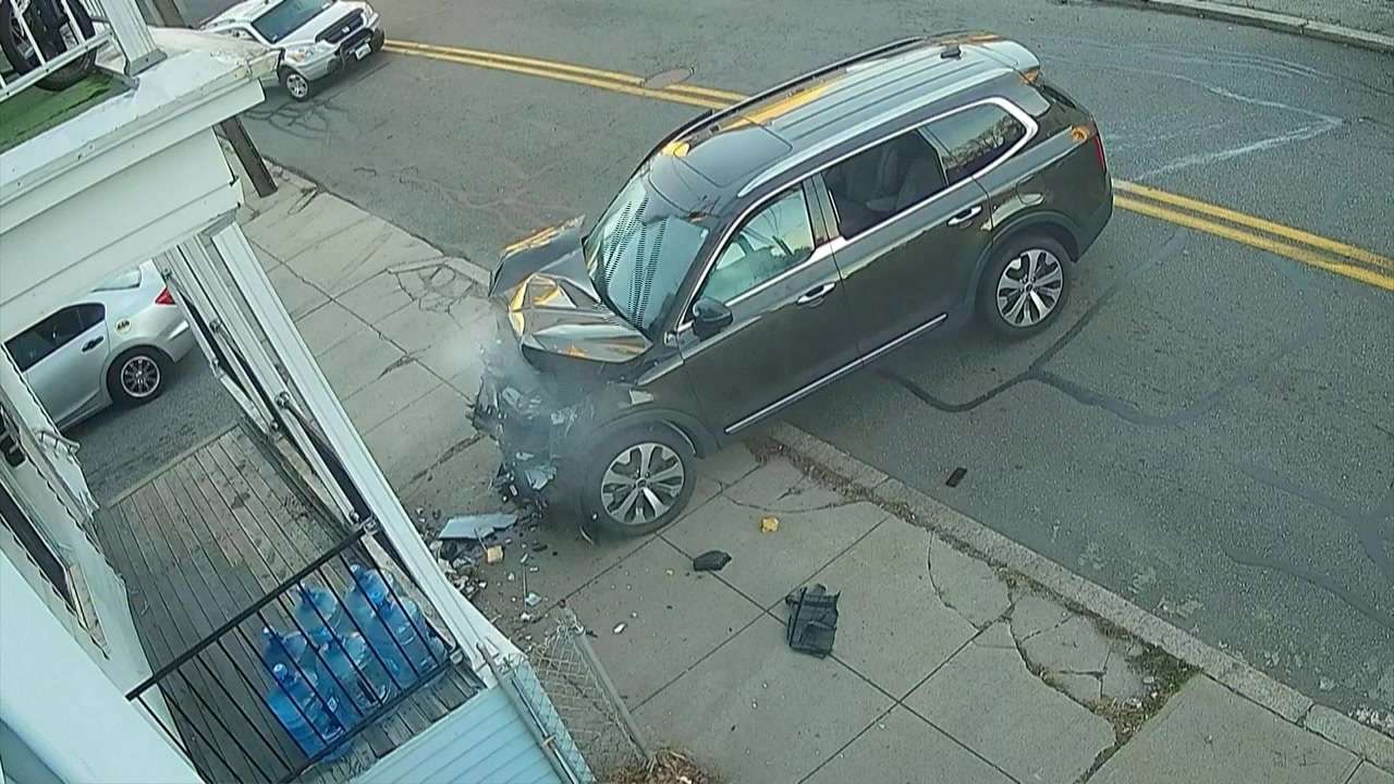 Police: 3 juveniles taken into custody after crashing stolen SUV into ...