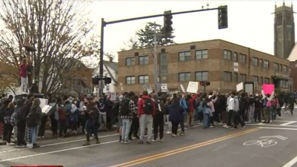 Puluhan siswa Quincy HS keluar dari kelas setelah perkelahian yang dipicu oleh video rasis – Boston News, Weather, Sports
