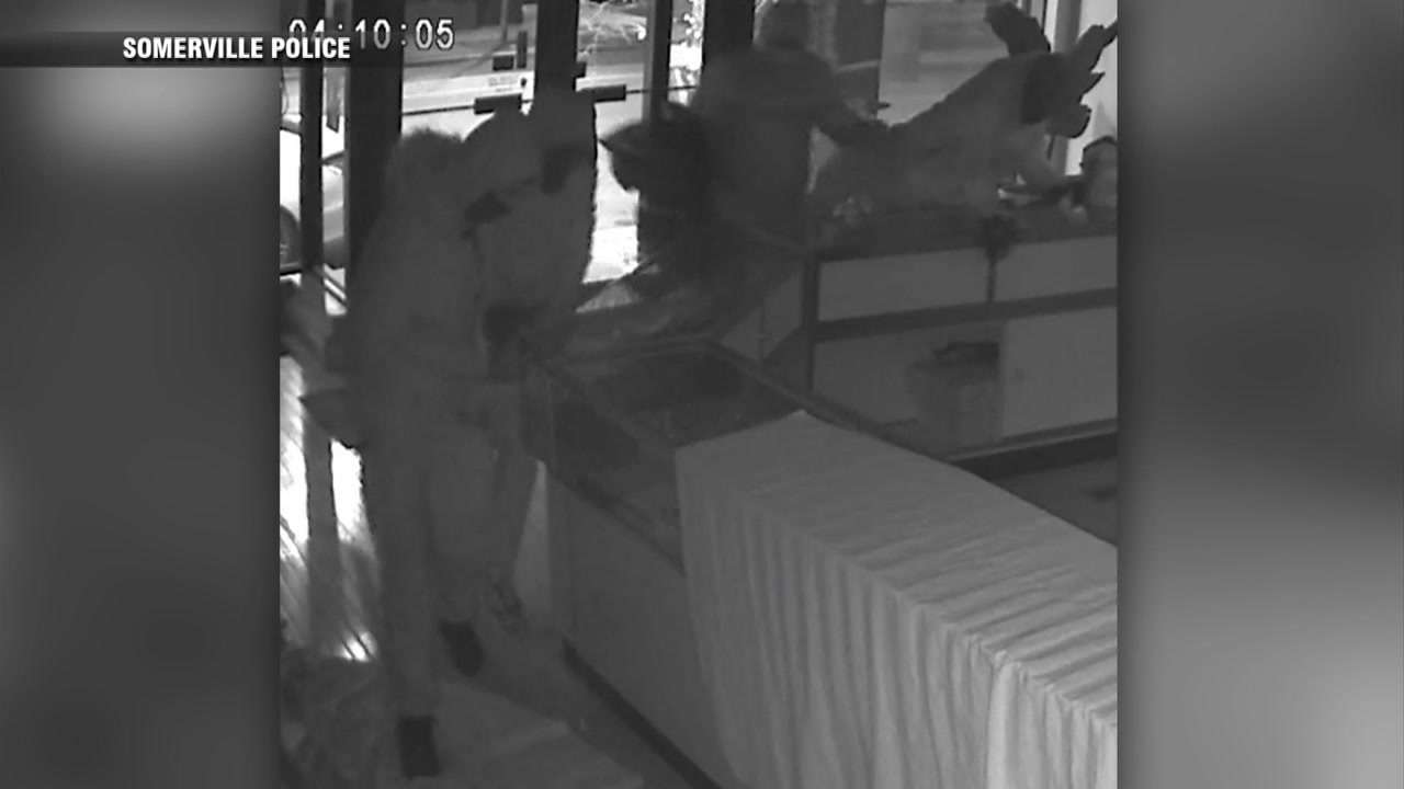 Police seek 5 suspects in brazen ‘smash and grab’ at Somerville jewelry ...