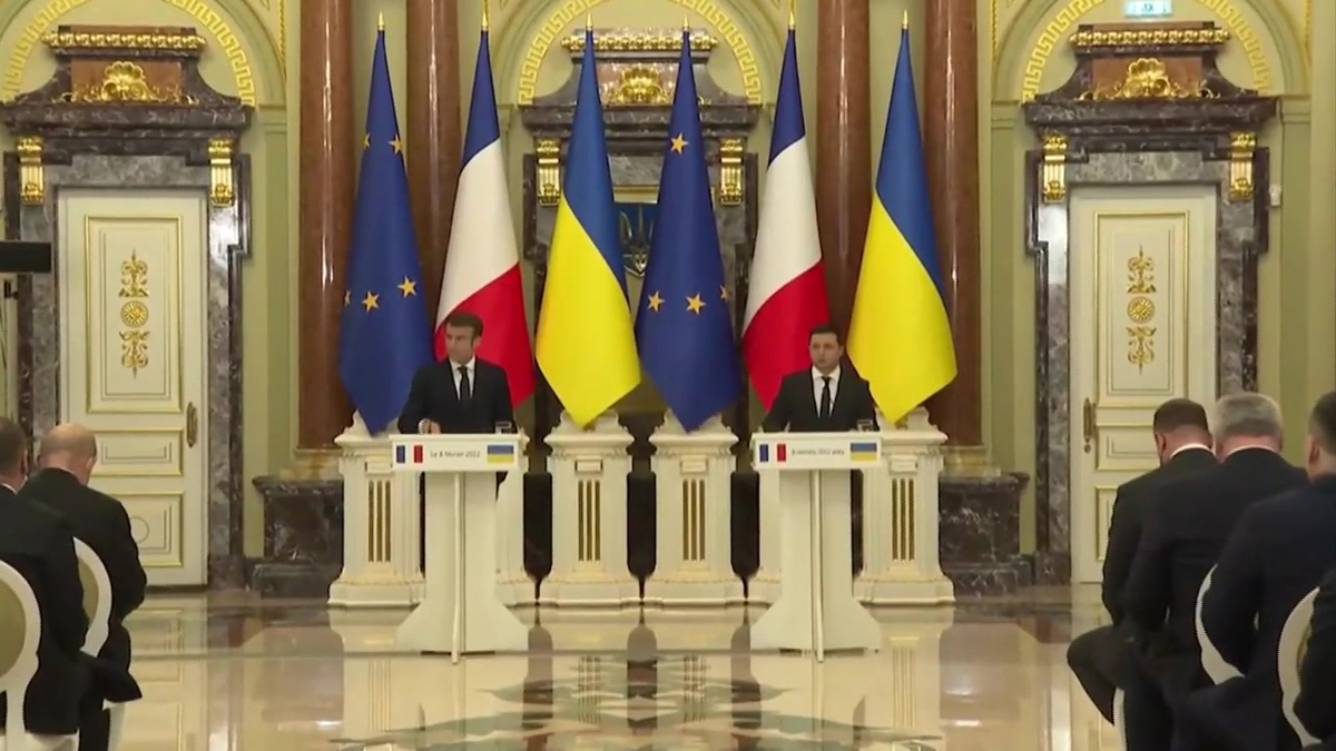 Macron: Putin Told Him Russia Won’t Escalate Ukraine Crisis - Boston ...