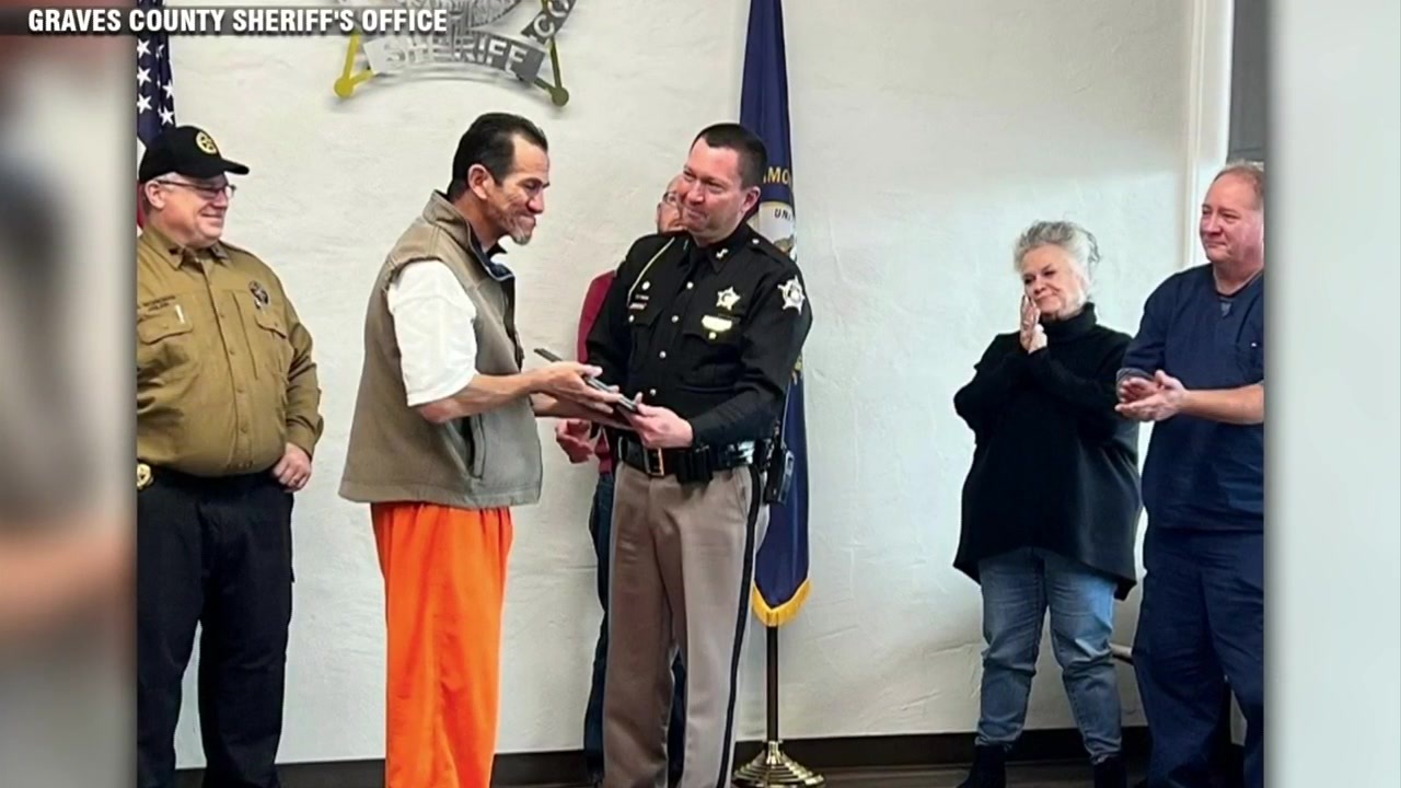 Kentucky sheriff honors prisoner who pulled people from rubble of