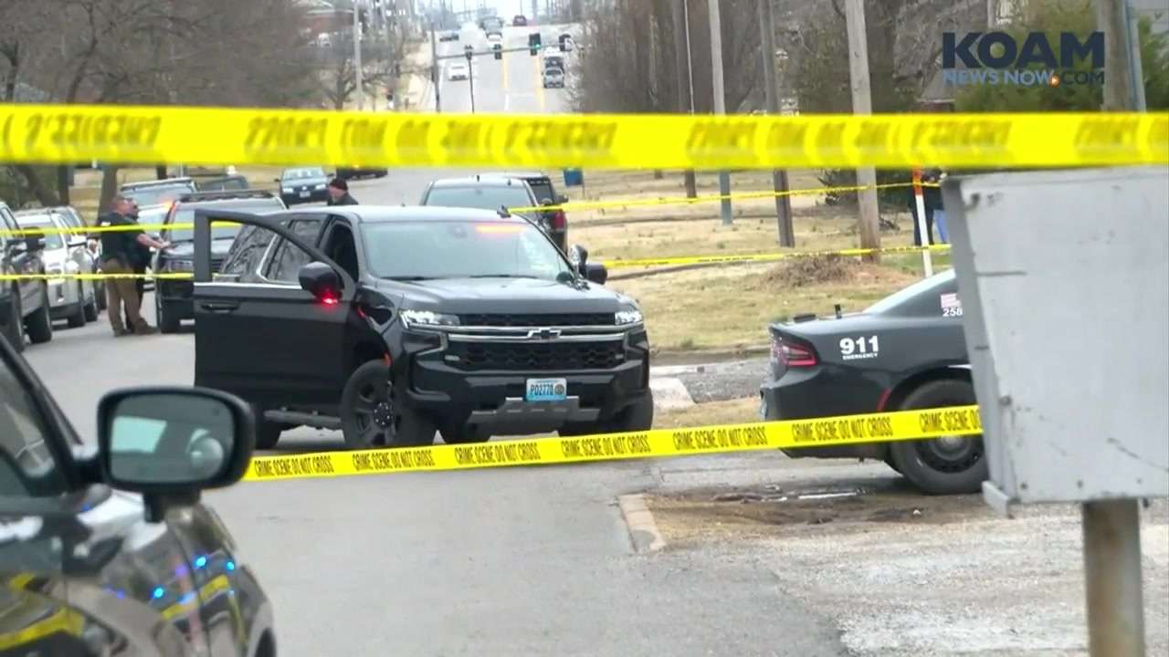Police: 1 Missouri officer, suspect die, 2 officers wounded - Boston ...