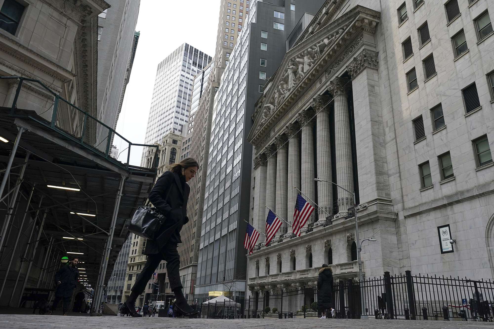 Wall Street rises as tech stocks climb and oil prices, bond yields hold relatively steady
