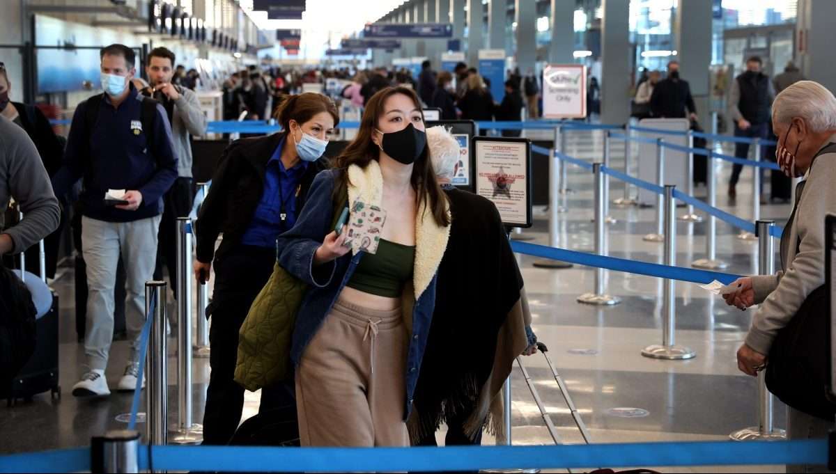 Airline CEOs urge Biden to end mask mandate, testing requirements ...