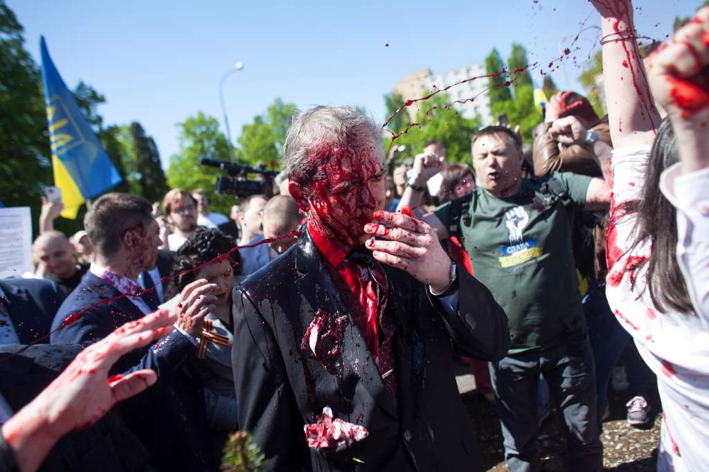 Ambasador Rosji w Polsce uderzył czerwoną farbą – Boston news, pogoda, sport