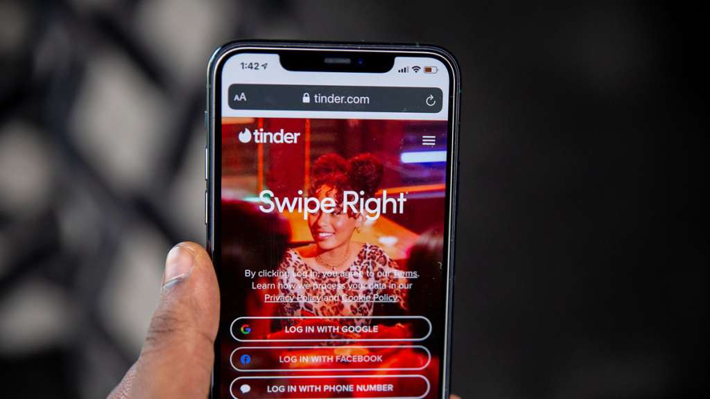 Google Swipes Left, Countersues Tinder Owner Over Fees 