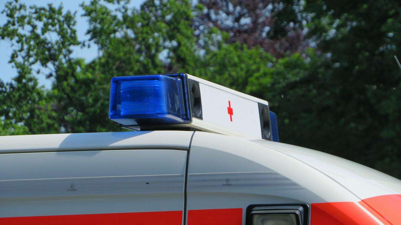 Small plane crashes into power lines in Oregon and kills 3, police say ...