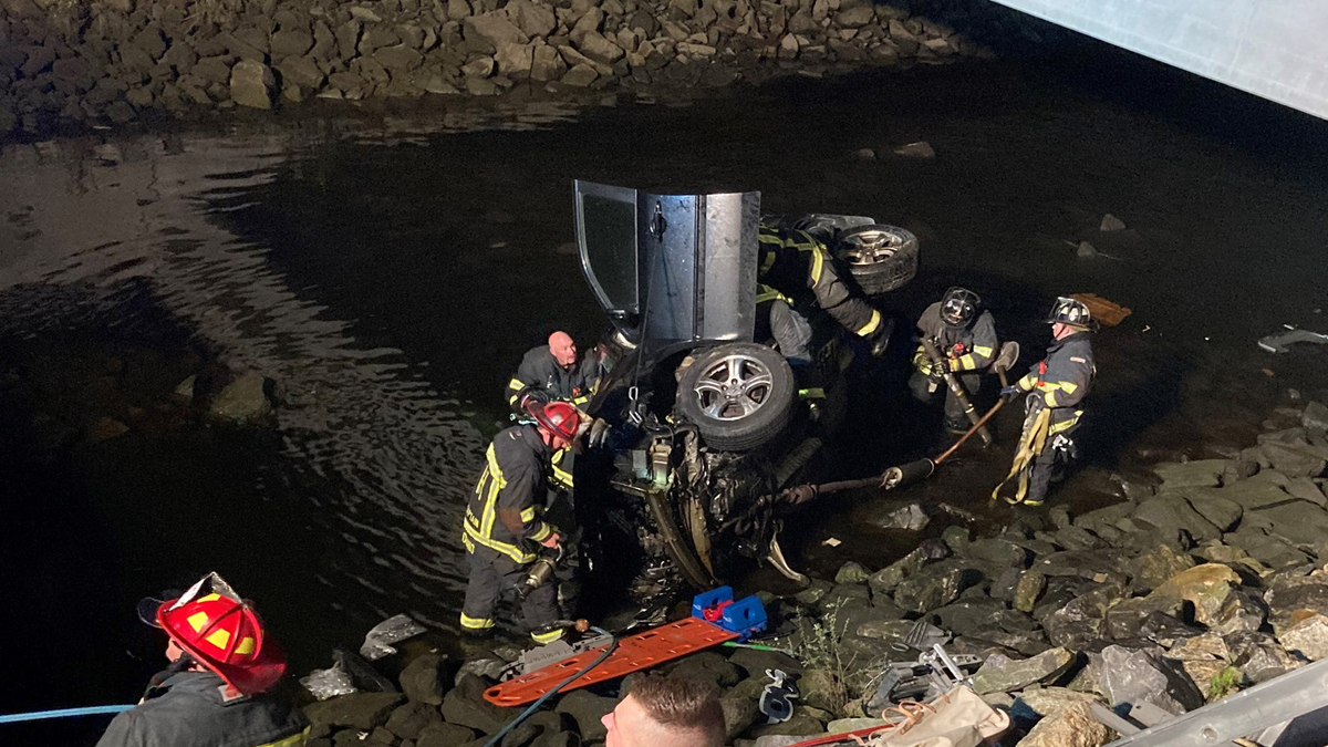 Crash on I95 in New Hampshire leaves car partially submerged in river