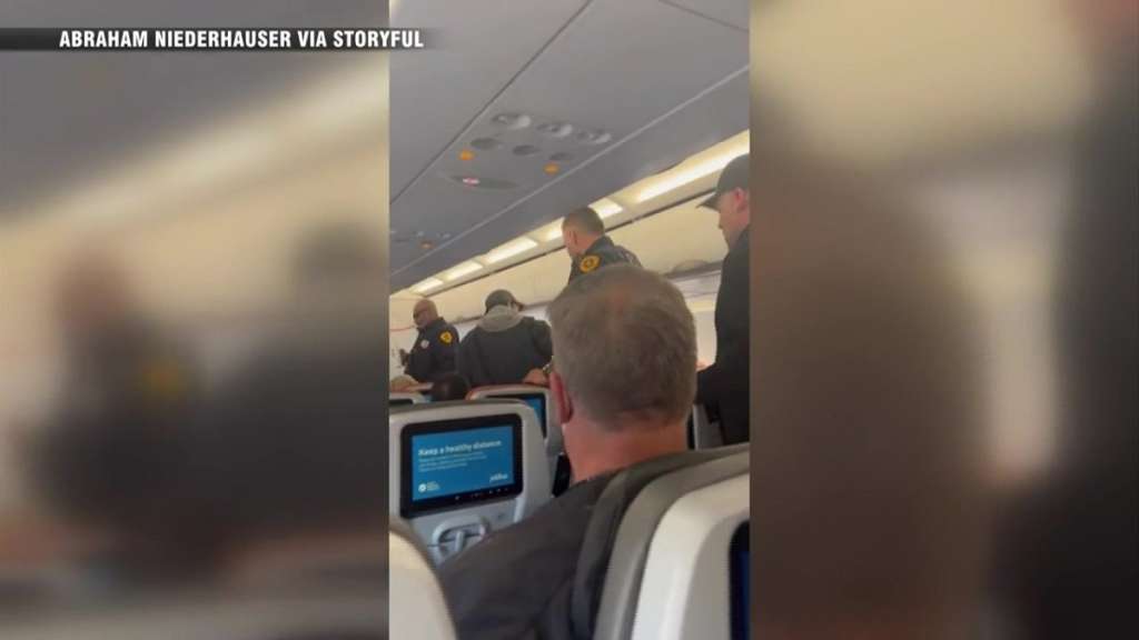 Jet Blue passenger threatened with razor blade: police Boston News