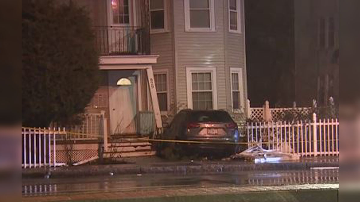 Driver slams into parked cars, building in Hyde Park Boston News