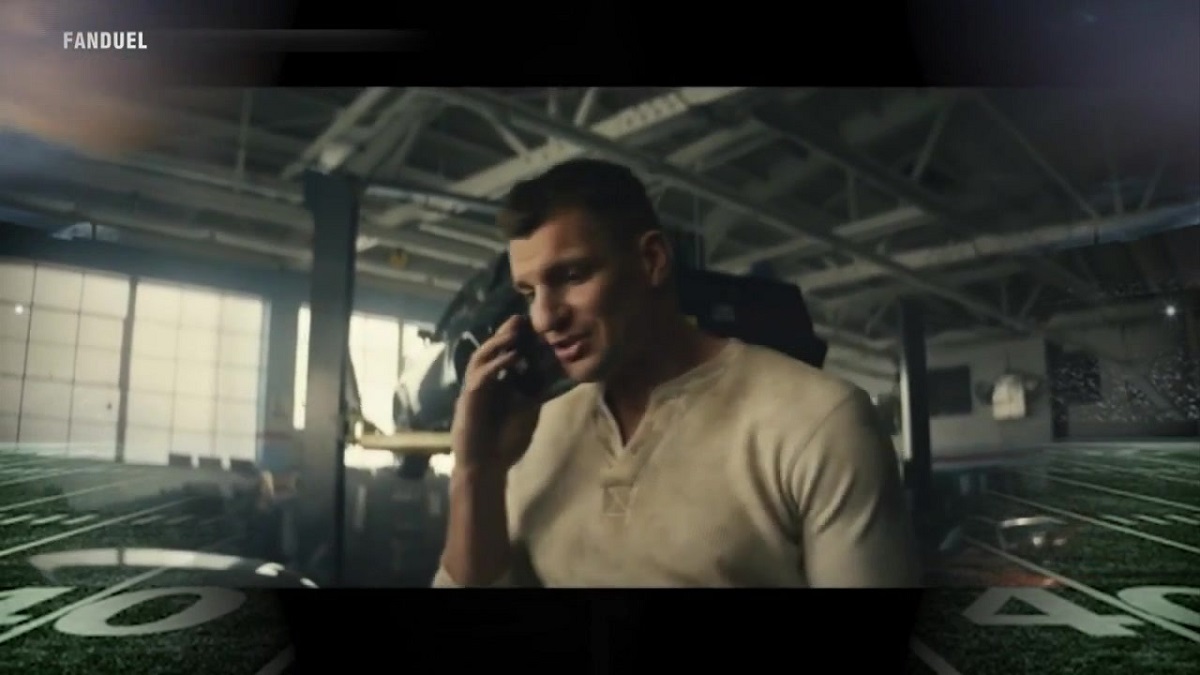 Rob Gronkowski to attempt field goal in live Super Bowl commercial 