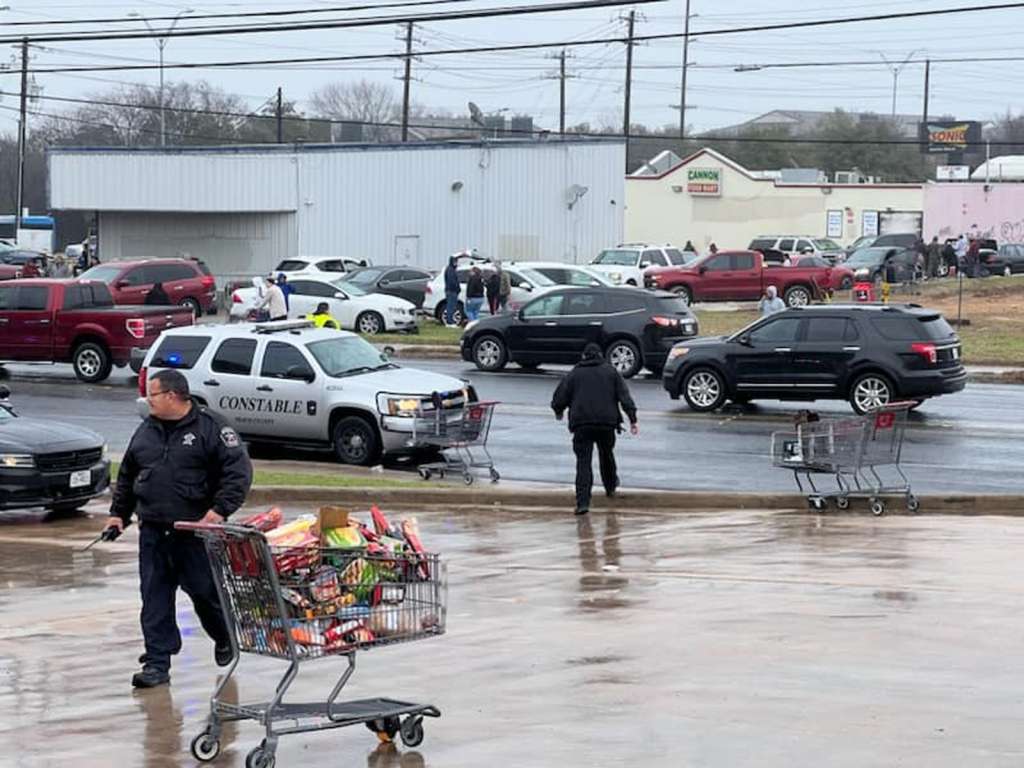 Chaotic scene erupts outside Texas grocery store after someone posts