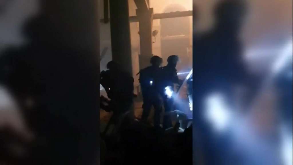 Violence at Jerusalem mosque prompts fears of wider fighting - Vimarsana News