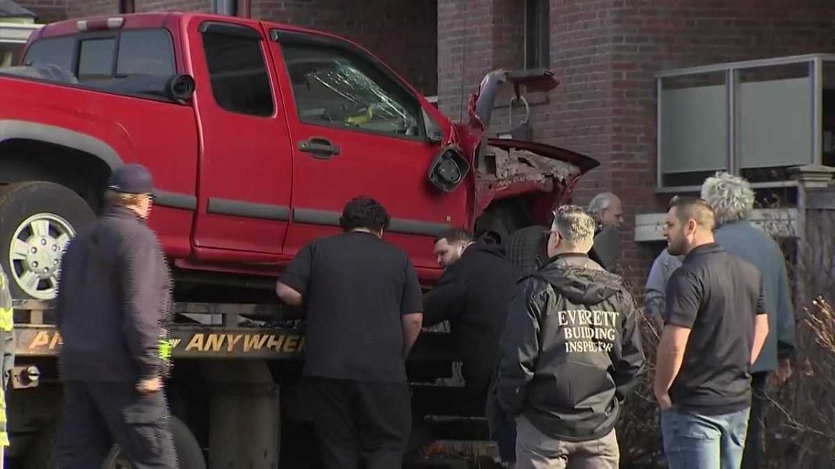 Car crashes into Everett apartment building