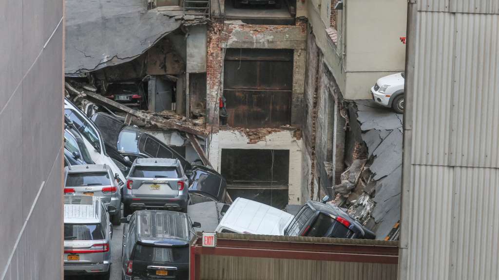 Manhattan parking garage that collapsed, killing 1, had open property violations, records show - Vimarsana News
