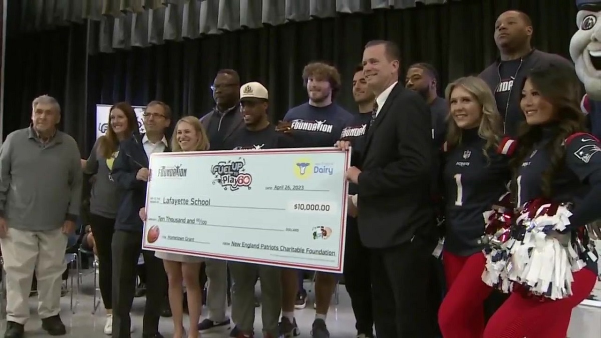 Everett students get visit, ‘ultimate recess’ experience with New ...