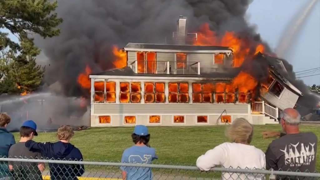 Investigators return to scene of massive blaze in Hull that destroyed home - Vimarsana News