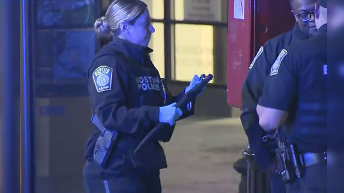Police Man arrested for waving 2 machetes near Park Street Station