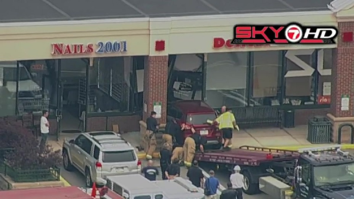 Car crashes into building in Newburyport Boston News, Weather, Sports WHDH 7News