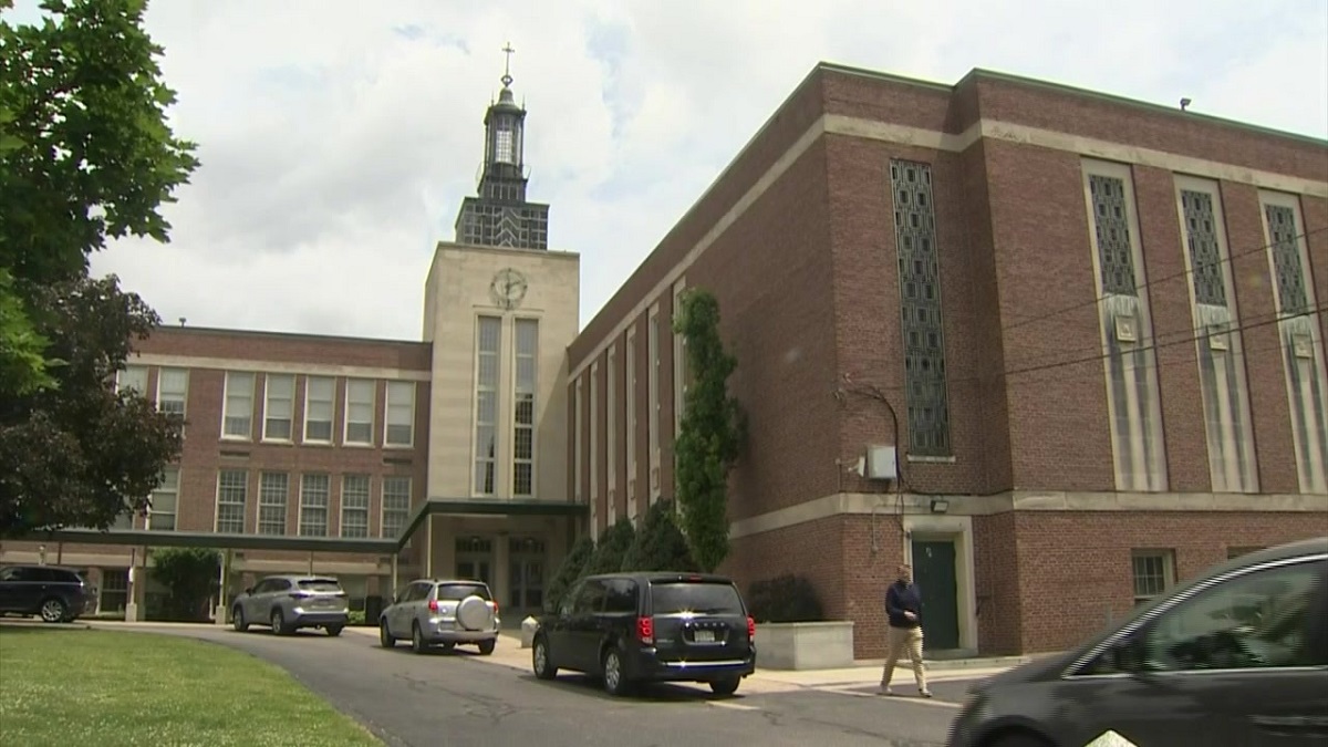 students-mark-last-day-at-matignon-as-cambridge-catholic-school