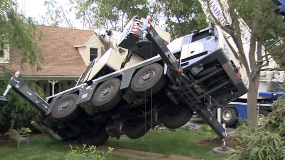 ‘It was terrifying’ Crane collapses onto occupied house in Franklin