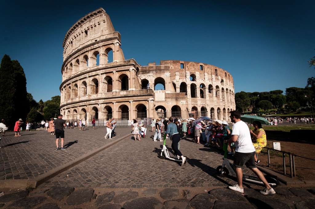 Weitere Touristen wurden bei der Verunstaltung des antiken Kolosseums in Rom erwischt – Nachrichten, Wetter, Sport aus Boston