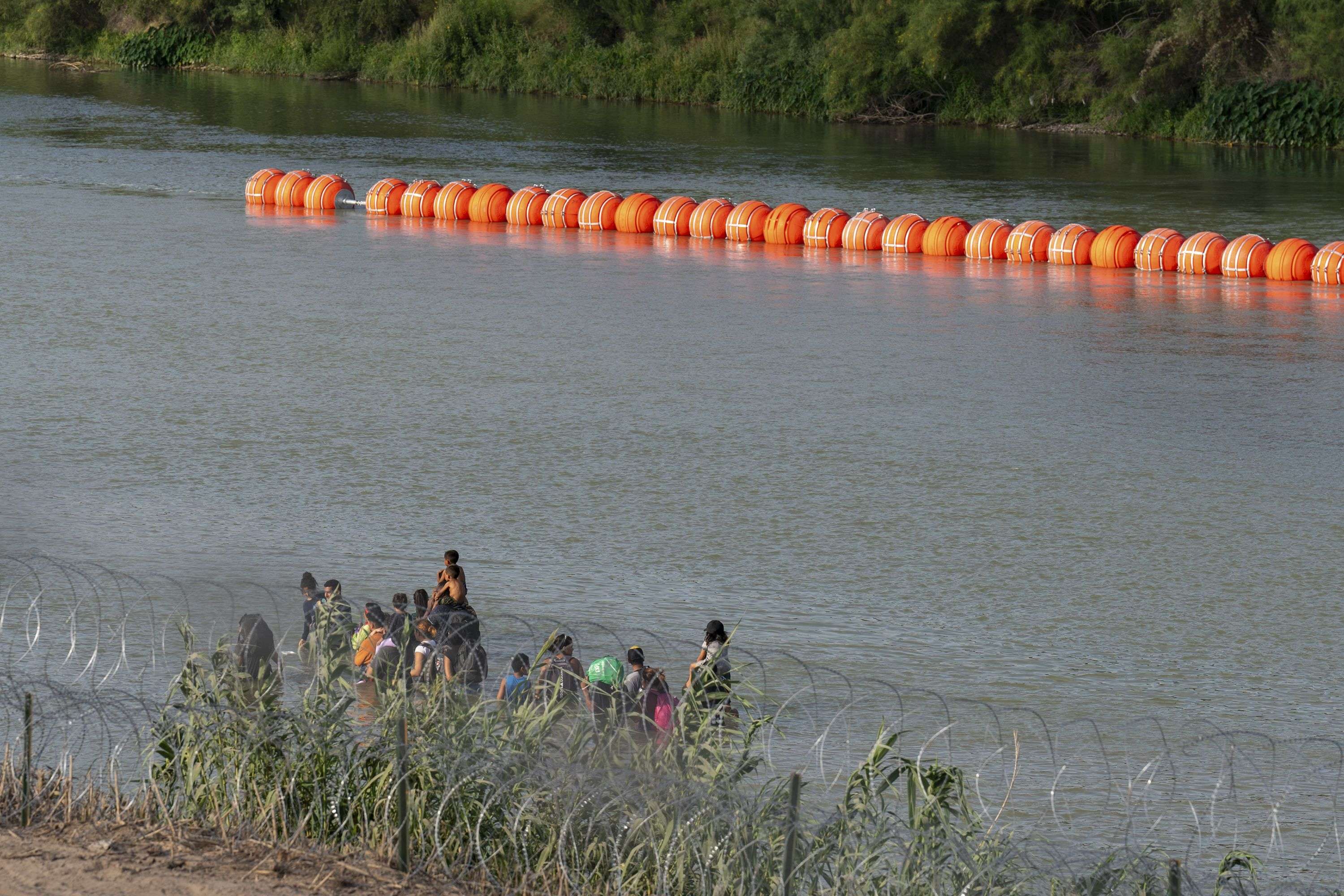 Texas troopers told to push back migrants into Rio Grande River and ...