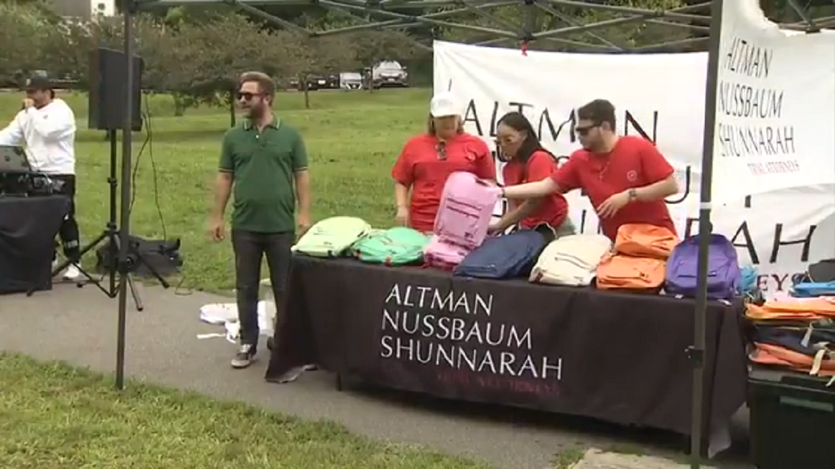 Local attorneys give away a thousand backpacks to in Mattapan with former Patriot Lonie Paxton – Boston News, Weather, Sports Local attorneys give away a thousand backpacks to in Mattapan with former Patriot Lonie Paxton – Boston News, Weather, Sports