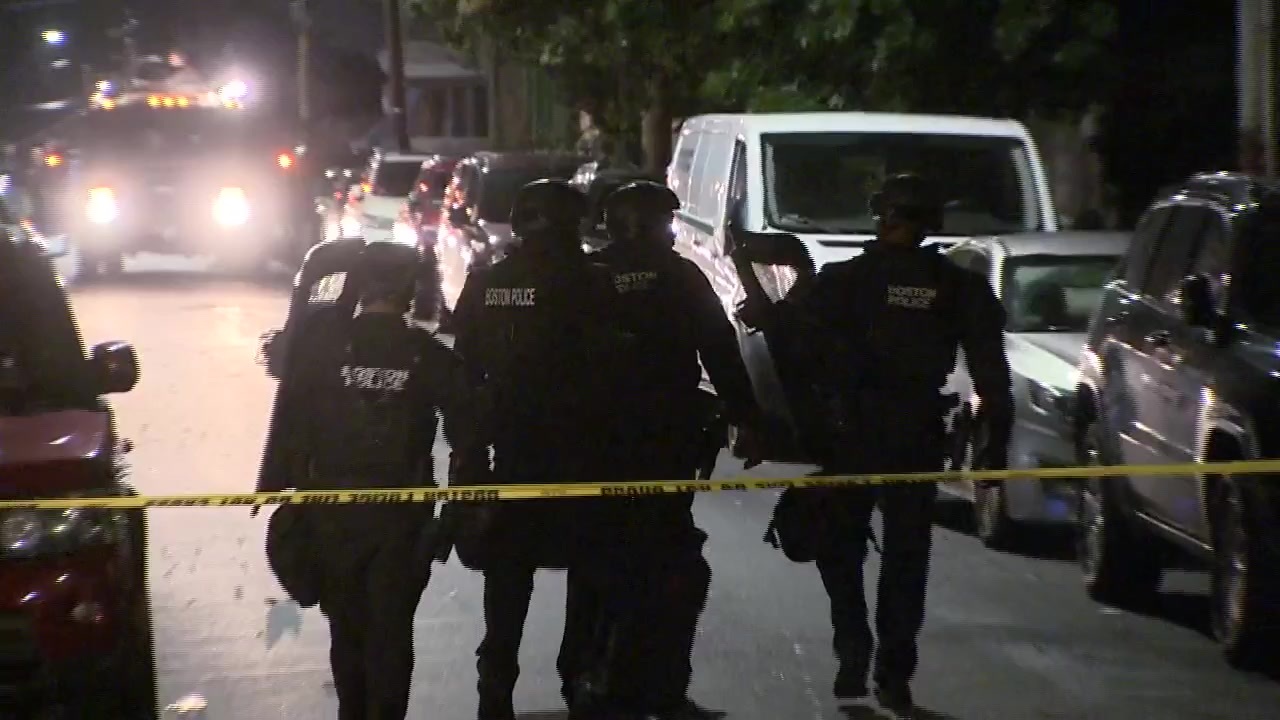 波士顿武装抢劫调查引发特警队行动，夜间逮捕