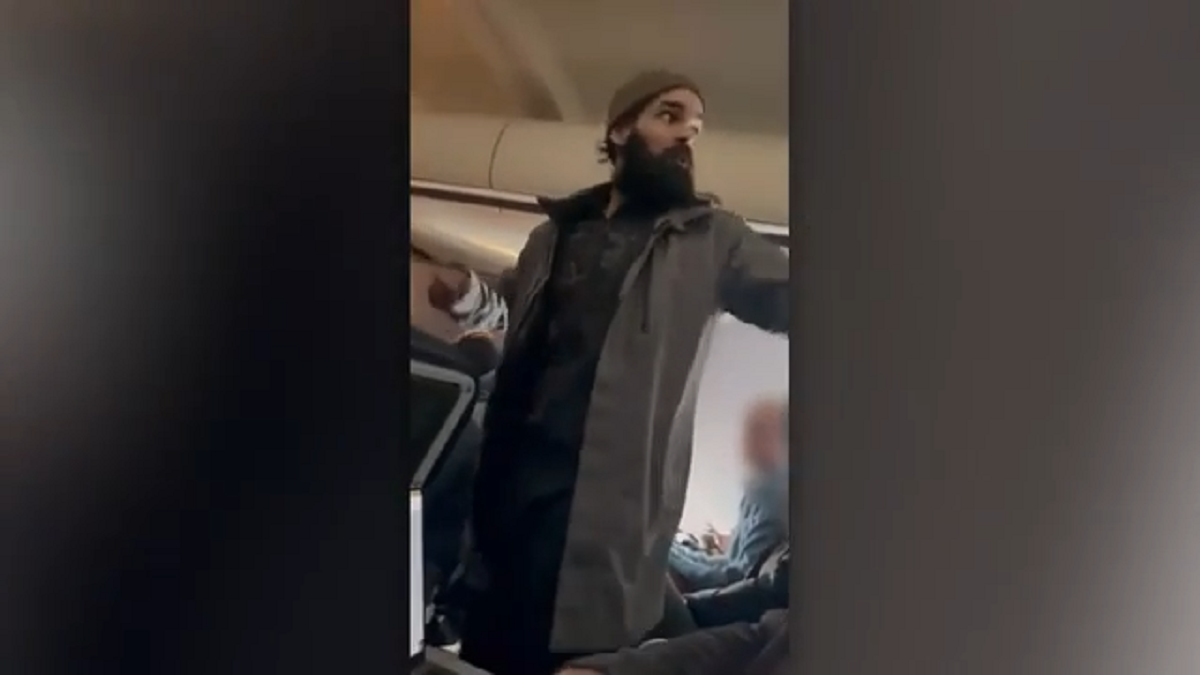 Massachusetts man indicted on charges of trying to open jet's door, attacking crew on United flight - Boston News, Weather, Sports - Vimarsana News