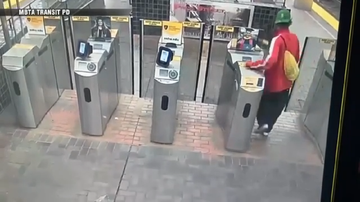 观看：视频显示马尔登男子在帕克街车站踢倒旋转闸门