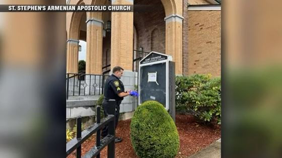 警方调查在当地教堂外发现的威胁性便条