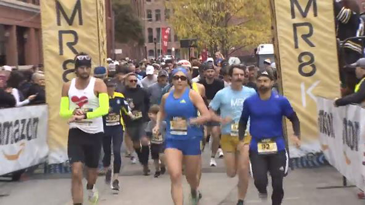 数百名跑者为波士顿的马丁·理查德基金会8公里比赛系上鞋带