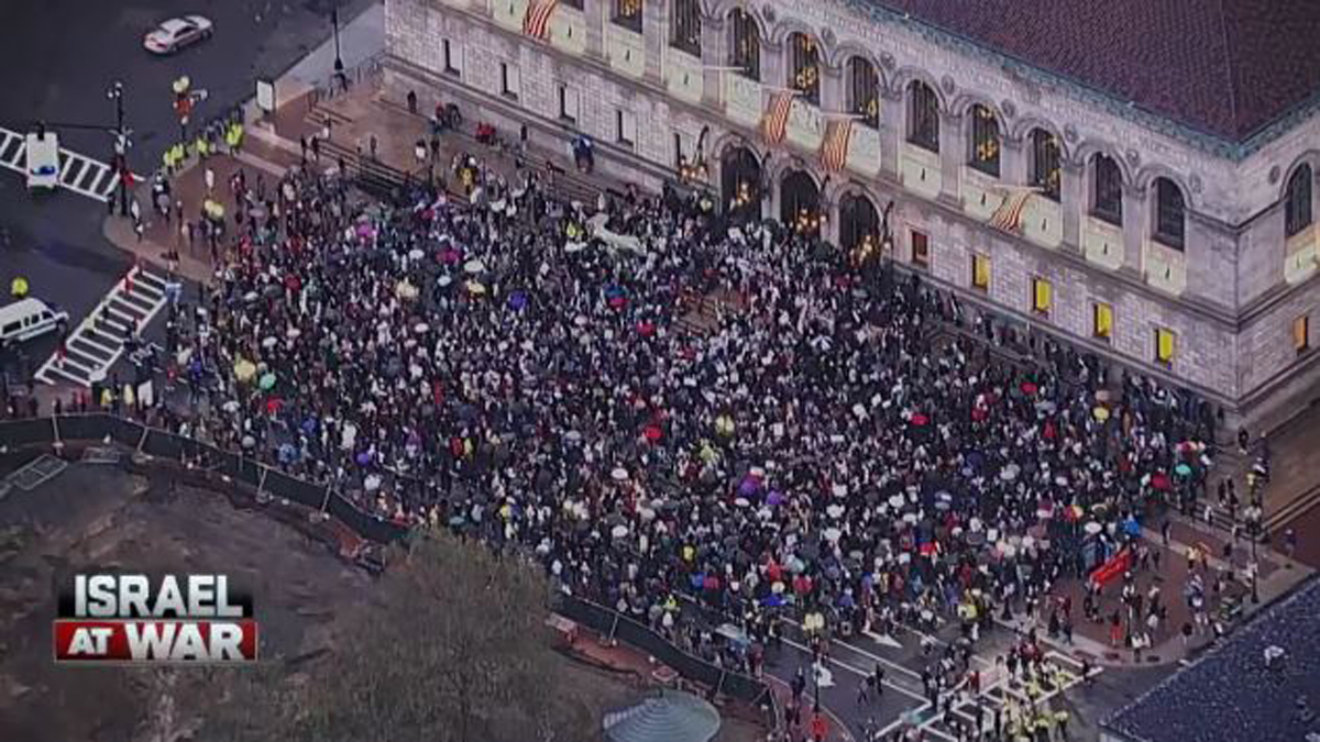 数百人聚集在波士顿的后湾，支持巴勒斯坦人的示威活动