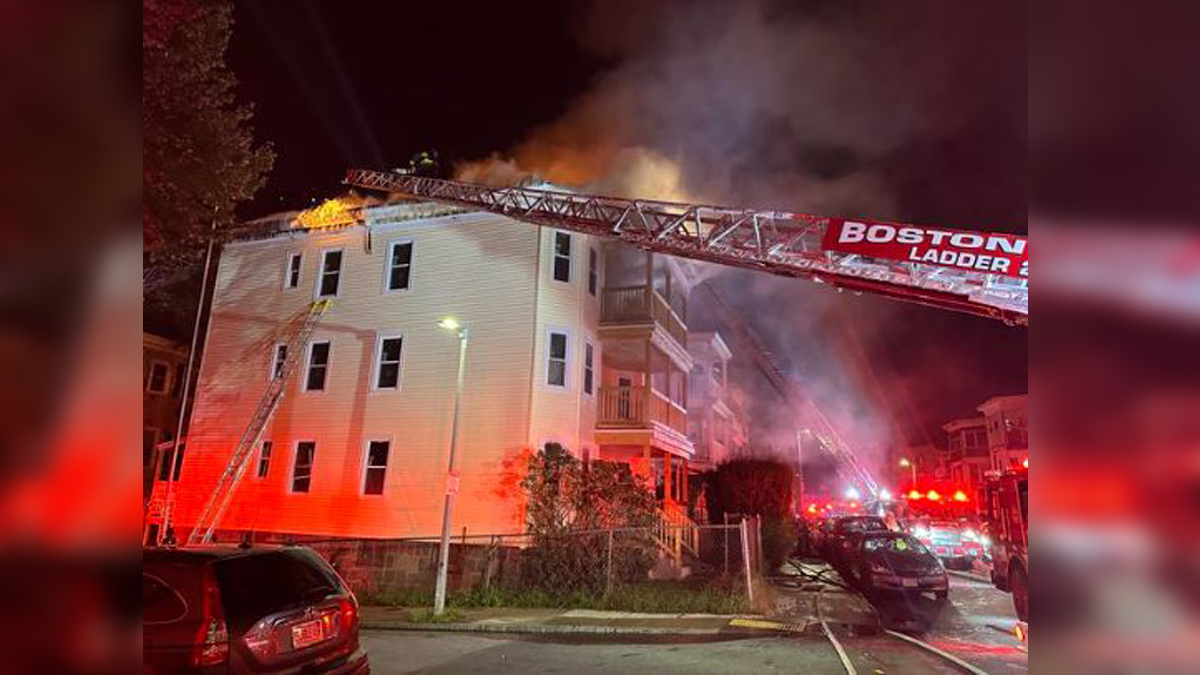 波士顿消防队正在对抗蔓延到相邻住宅的多警报大火
