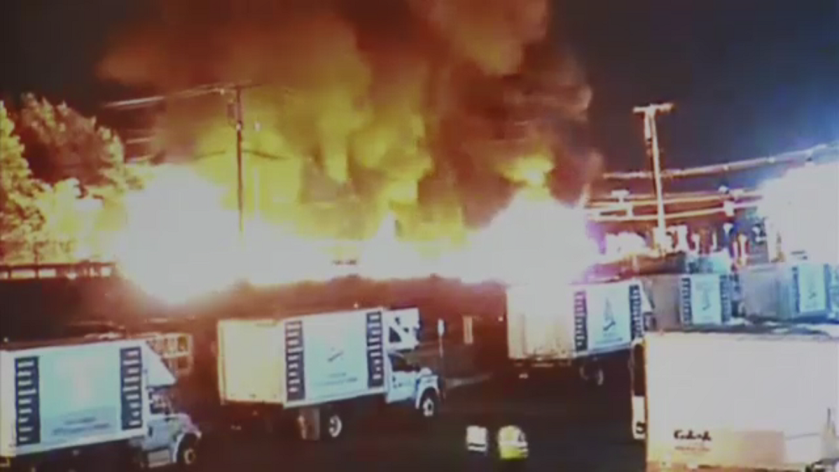 观看：消防队救援被困司机，东波士顿槽罐车燃烧撞车事故