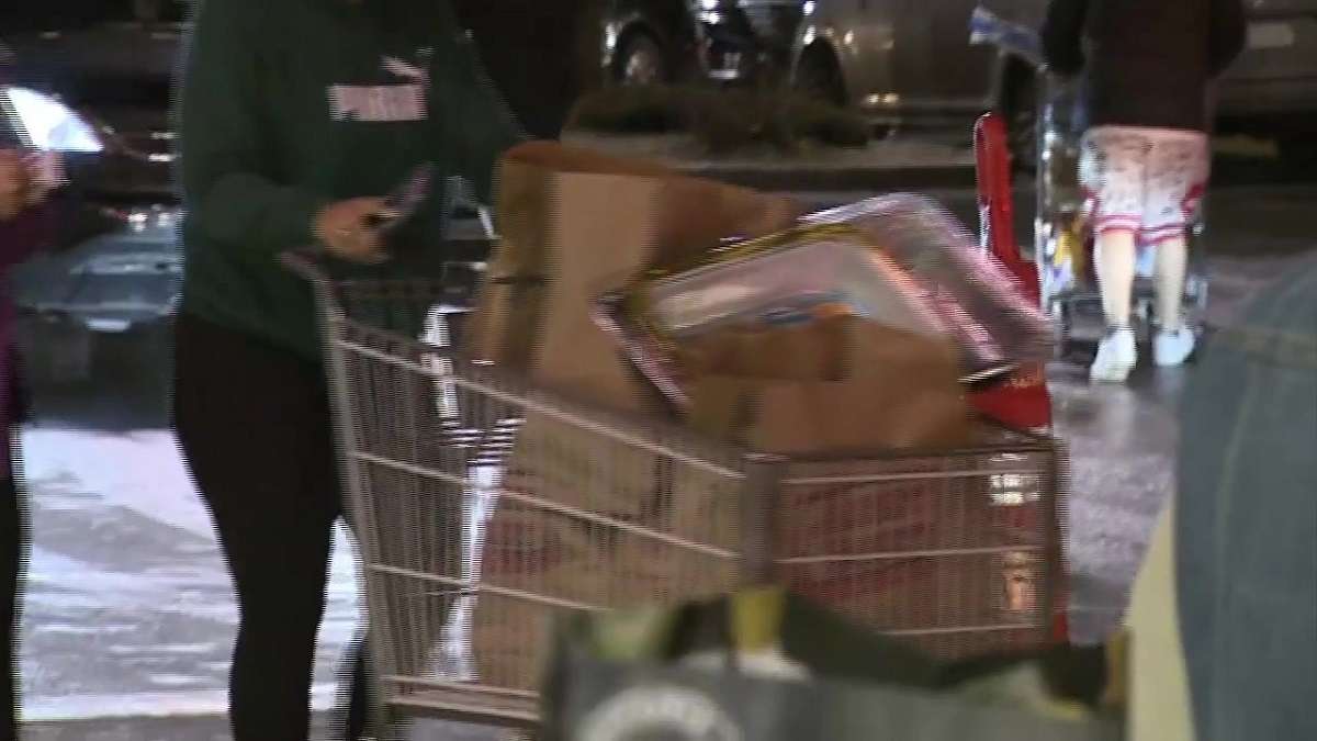 Shoppers rush to local grocery stores for last-minute Thanksgiving ingredients  - Boston News, Weather, Sports - Vimarsana News