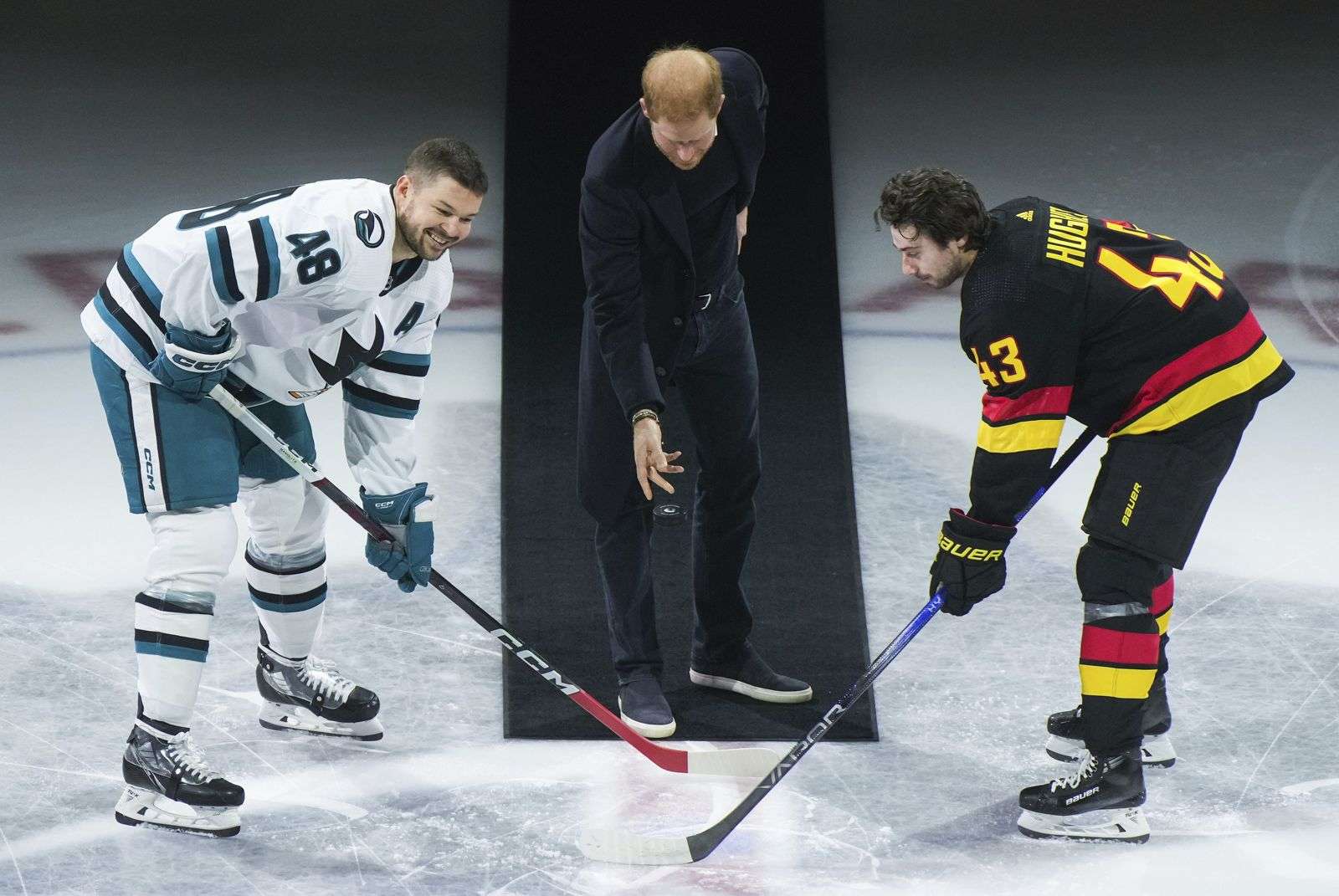Prince Harry drops the ceremonial puck during NHL game - Boston News, Weather, Sports - Vimarsana News