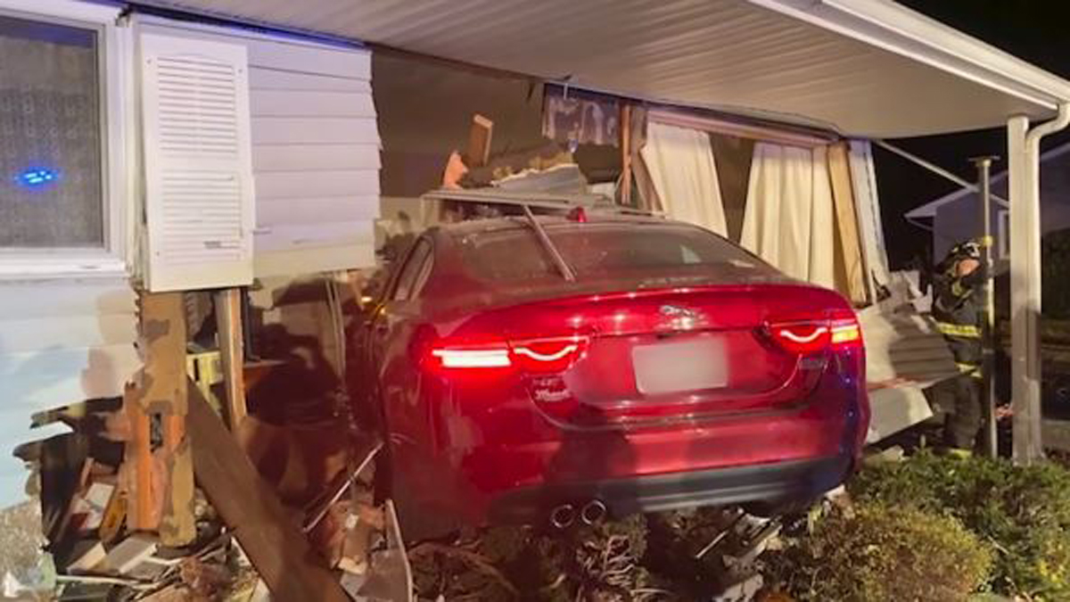 2 injured after car crashes in to house in Swansea Boston News