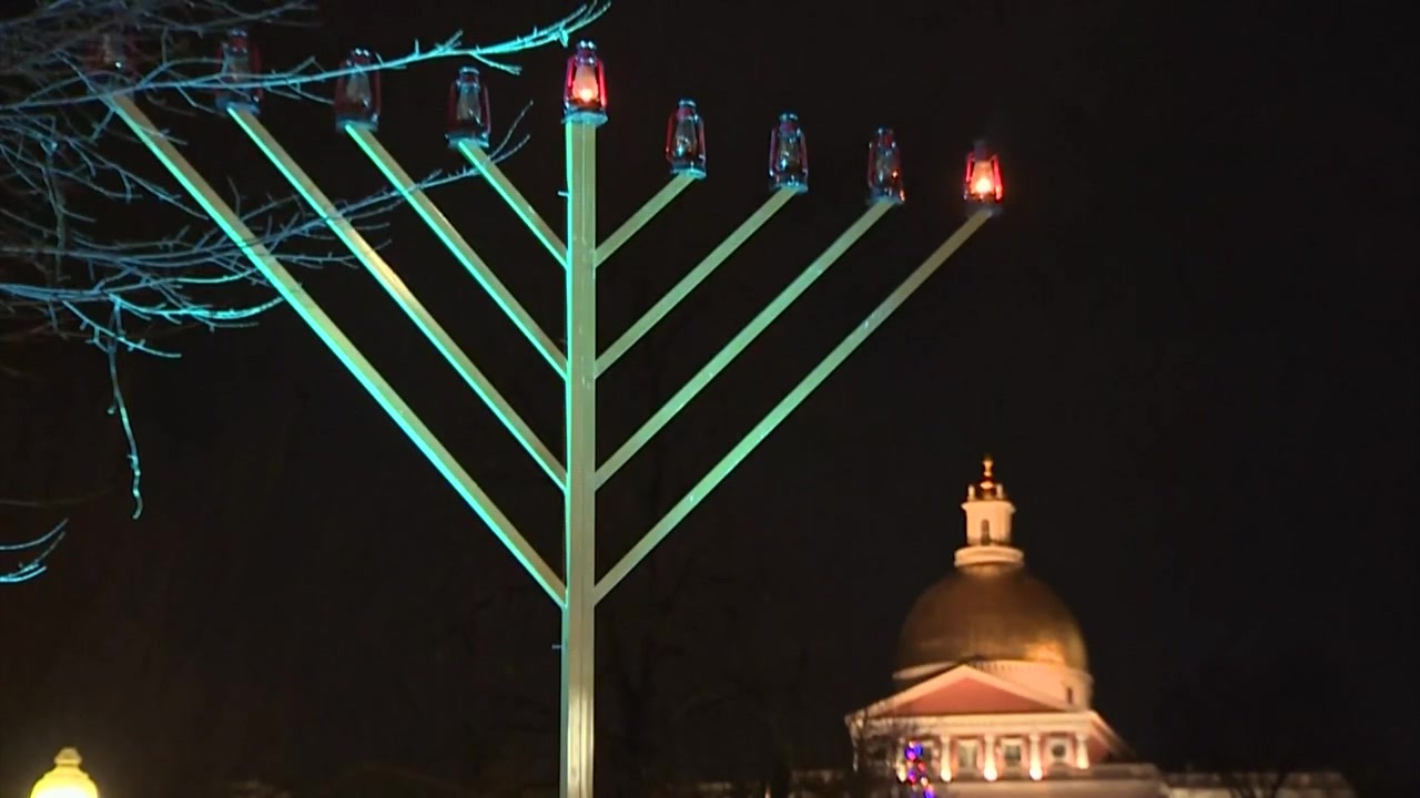 波士顿公共广场点亮哈努卡烛台，标志着哈努卡节的第一天