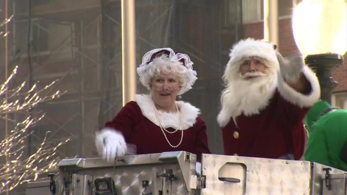 圣诞老人和克劳斯夫人在波士顿的Shriners儿童医院探访患者