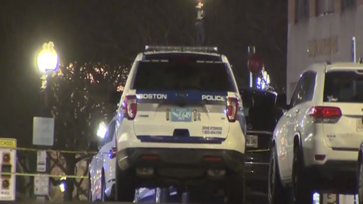 警方调查波士顿两个犯罪现场的过程