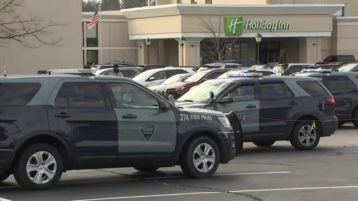 波士顿交通检查中，州警察被撞后，警方逮捕了3人