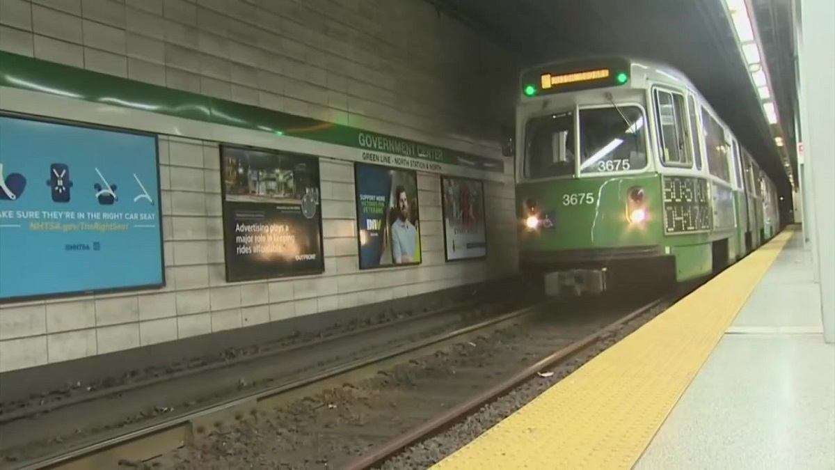 波士顿地铁绿线部分区段周三关闭，车辆在缓行区行驶